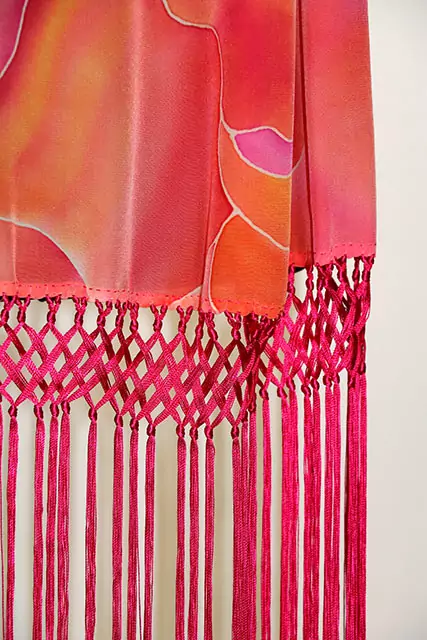 Fular de seda pintado a mano con rosas fucsia con Enrejado y Fleco de hilos de seda - Imagen 2