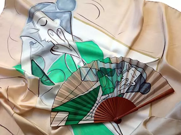Pañuelo y abanico a juego para la tienda del Museo Reina Sofia en Madrid
