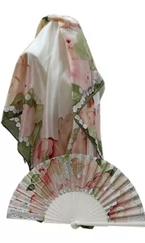 Conjunto de pañuelo de seda y abanico de seda de 23 cm. Rosas y hojas con fondo blanco.