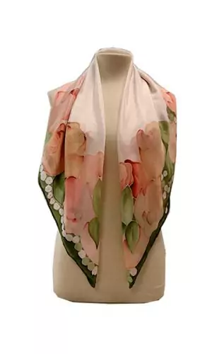 Pañuelo de seda rosas y hojas con fondo blanco.