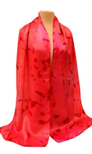 Fular de seda en tonos rojos y fucsias.