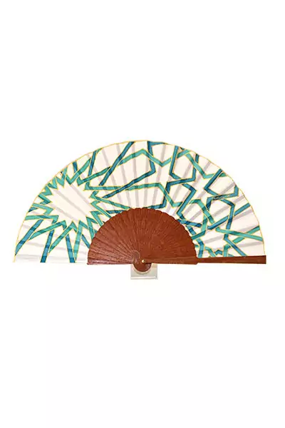 Abanico de seda Mosaico árabe tonos azules verdosos con fondo blanco de 23 cm.