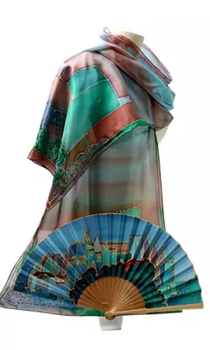 Conjunto de fular de seda y abanico de seda de 23 cm. Alhambra de Granada en colores tejas, azules, verdes.