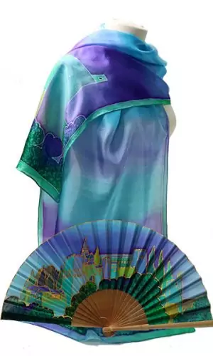 Conjunto de fular de seda y abanico de seda de 23 cm. Alhambra de Granada en colores azules, verdes, morados.