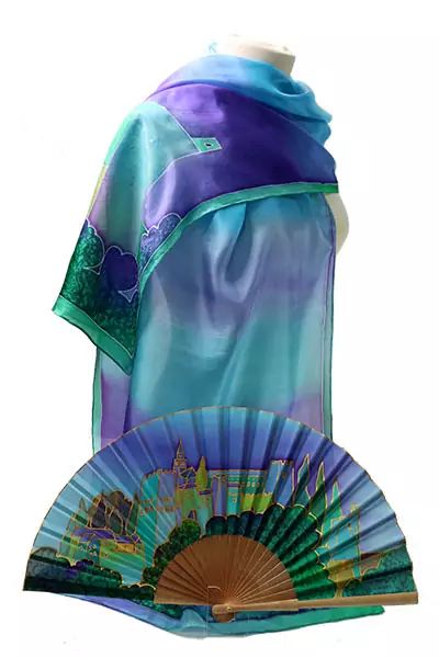 Conjunto de fular de seda y abanico de seda de 23 cm. Alhambra de Granada en colores azules, verdes, morados.