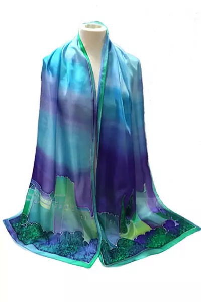 Conjunto de fular de seda y abanico de seda de 23 cm. Alhambra de Granada en colores azules, verdes, morados. - Imagen 2