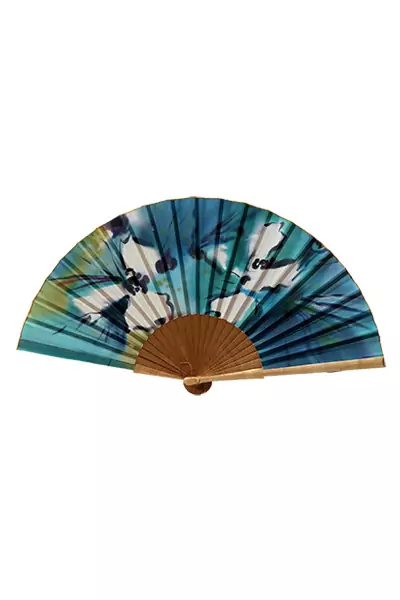 Conjunto de Fular de seda y abanico de seda de 23 cm. Flores abstractas en acuarela en tonos azules, blancos y mostazas.Hibiscos fucsias, naranjas, amarillos y morados - Imagen 4