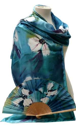 Conjunto de Fular de seda y abanico de seda de 23 cm. Flores abstractas en acuarela en tonos azules, blancos y mostazas.Hibiscos fucsias, naranjas, amarillos y morados