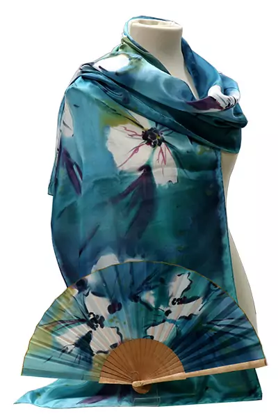 Conjunto de Fular de seda y abanico de seda de 23 cm. Flores abstractas en acuarela en tonos azules, blancos y mostazas.Hibiscos fucsias, naranjas, amarillos y morados