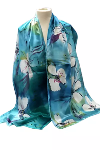 Conjunto de Fular de seda y abanico de seda de 23 cm. Flores abstractas en acuarela en tonos azules, blancos y mostazas.Hibiscos fucsias, naranjas, amarillos y morados - Imagen 2