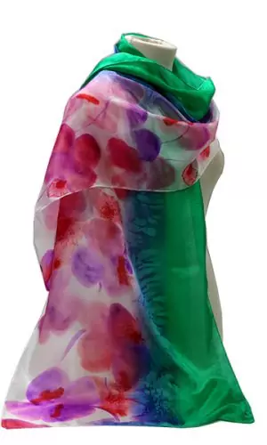 Fular de seda con dibujo de flores fucsias, moradas y franja verde