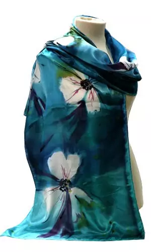 Fular de seda flores acuarela tonos azules, blancos y mostazas.