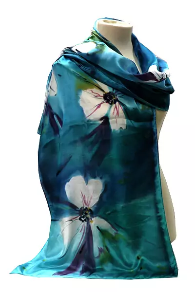 Conjunto de Fular de seda y abanico de seda de 23 cm. Flores abstractas en acuarela en tonos azules, blancos y mostazas.Hibiscos fucsias, naranjas, amarillos y morados - Imagen 3